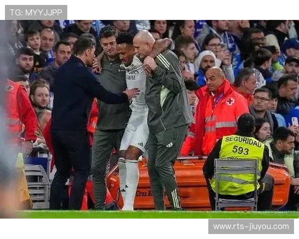 皇马球迷伯纳乌展示巨型TIFO，声援受伤球员