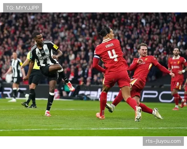 半场战报：AC米兰0-1落后利物浦，莱奥屡失良机，迪亚斯为红军破门。